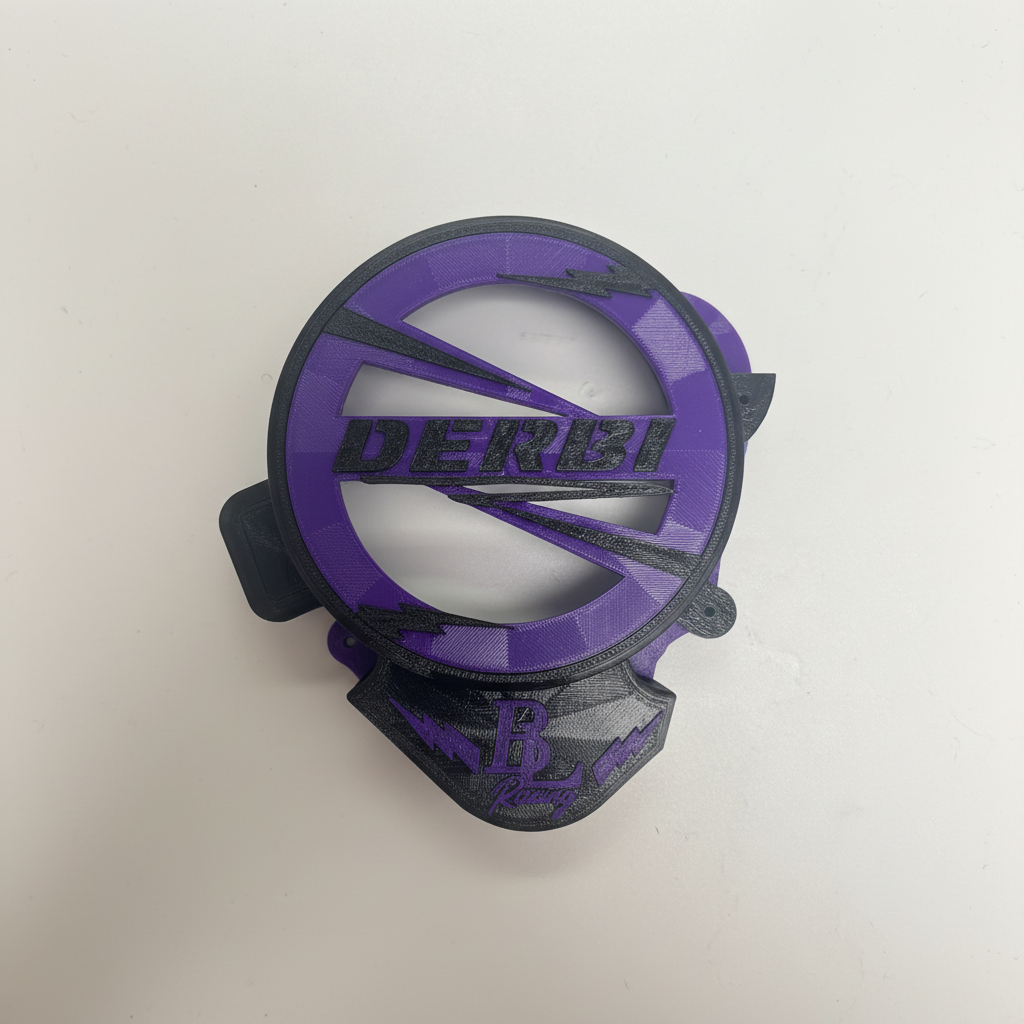 Derbi Racing Badge - Violet sur fond blanc